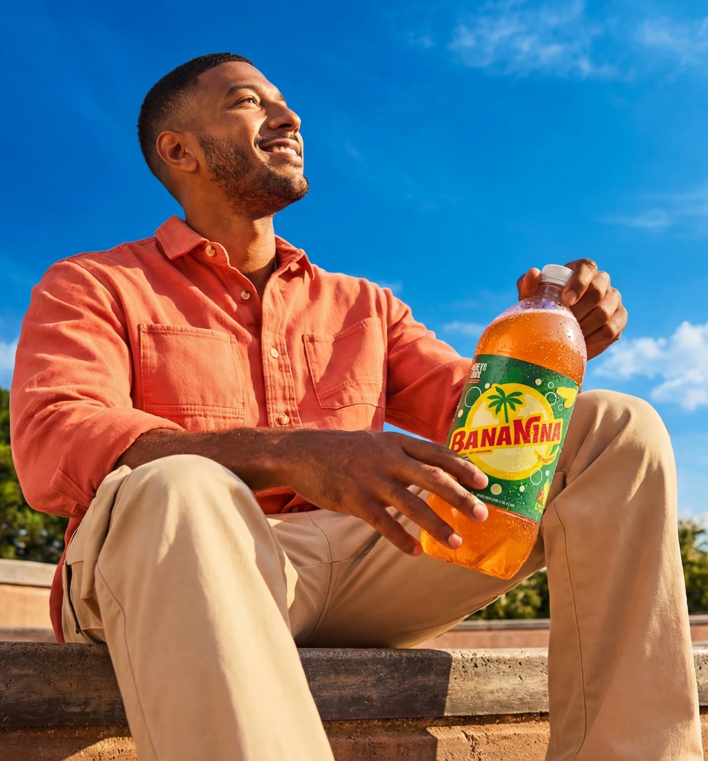 Hombre con una botella de Bananina al aire libre